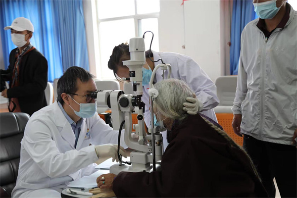 刘斌院长受邀与中山眼科医疗团队赴玉树开展眼科公益活动