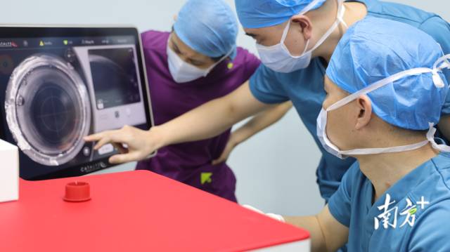 【南方Plus】番禺首台飞秒激光辅助白内障超乳手术